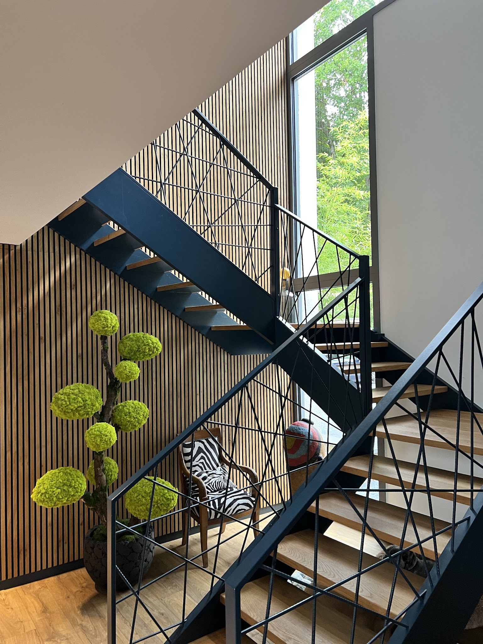 Cage d'escalier, claustra en bois et escalier métal noir