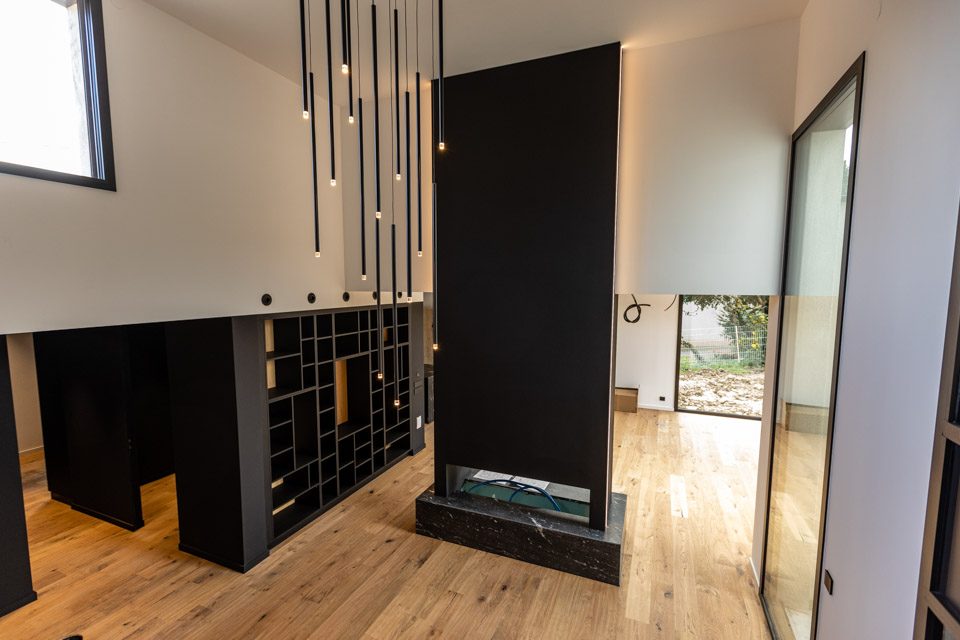 Double hauteur avec colonne noire et suspensions