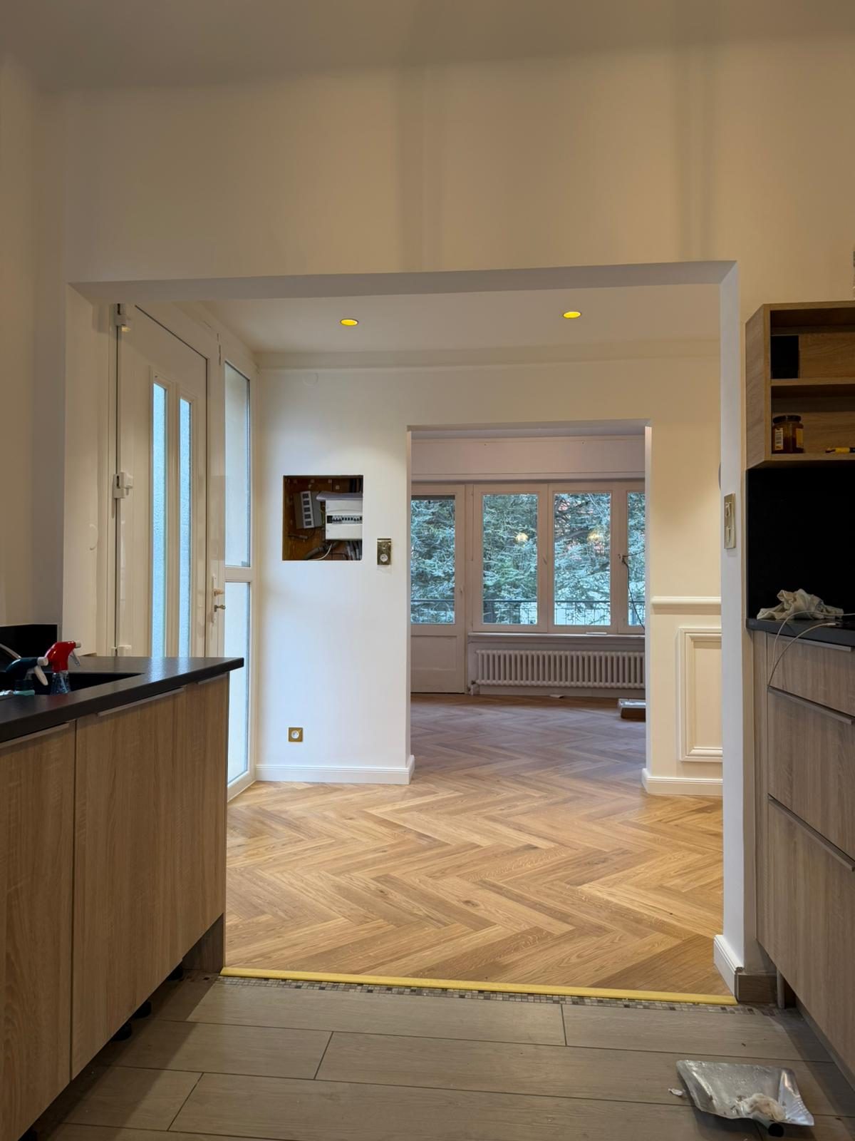 Passage vers une pièce au parquet en chevron
